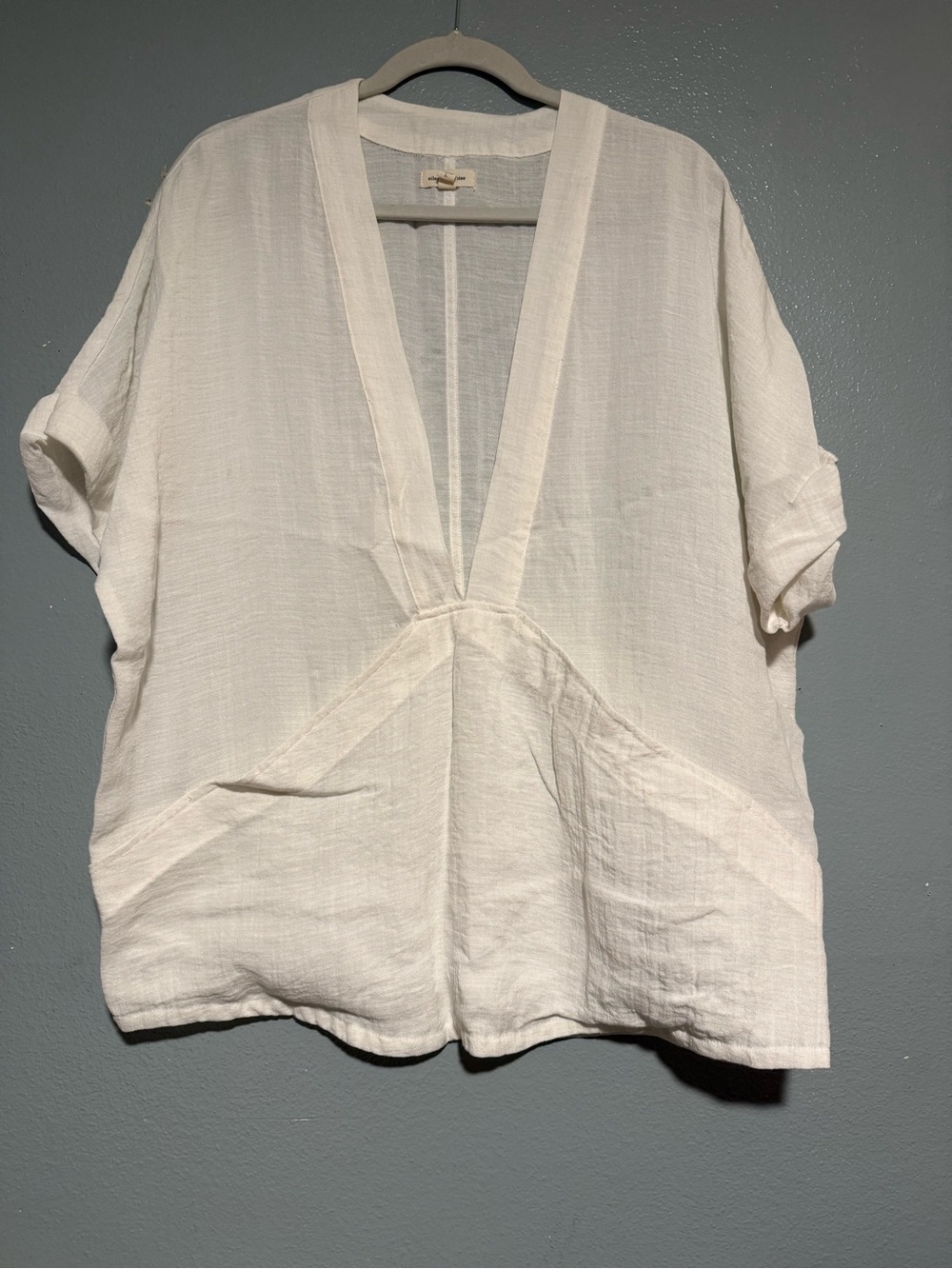 Silence & noise lightweight White V-Neck Women’s Top size L